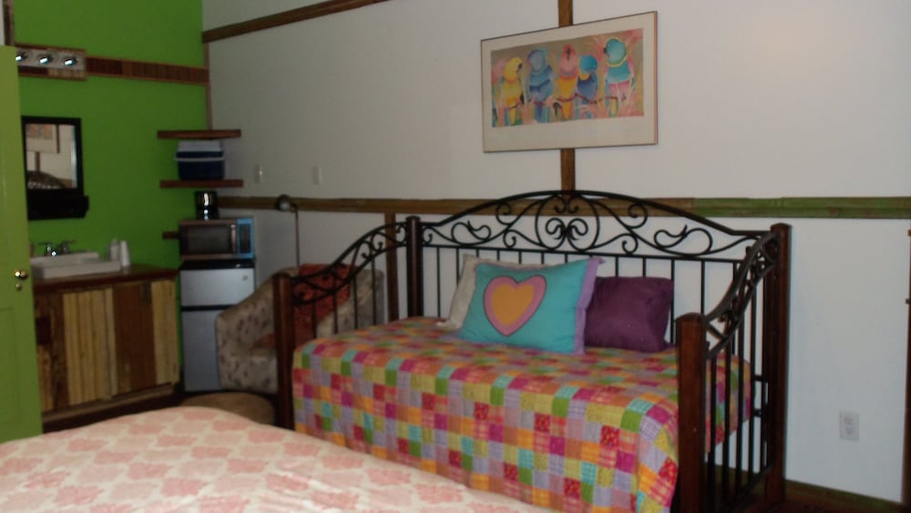 Basic Single Room, 1 Queen Bed with Sofa bed photo 2