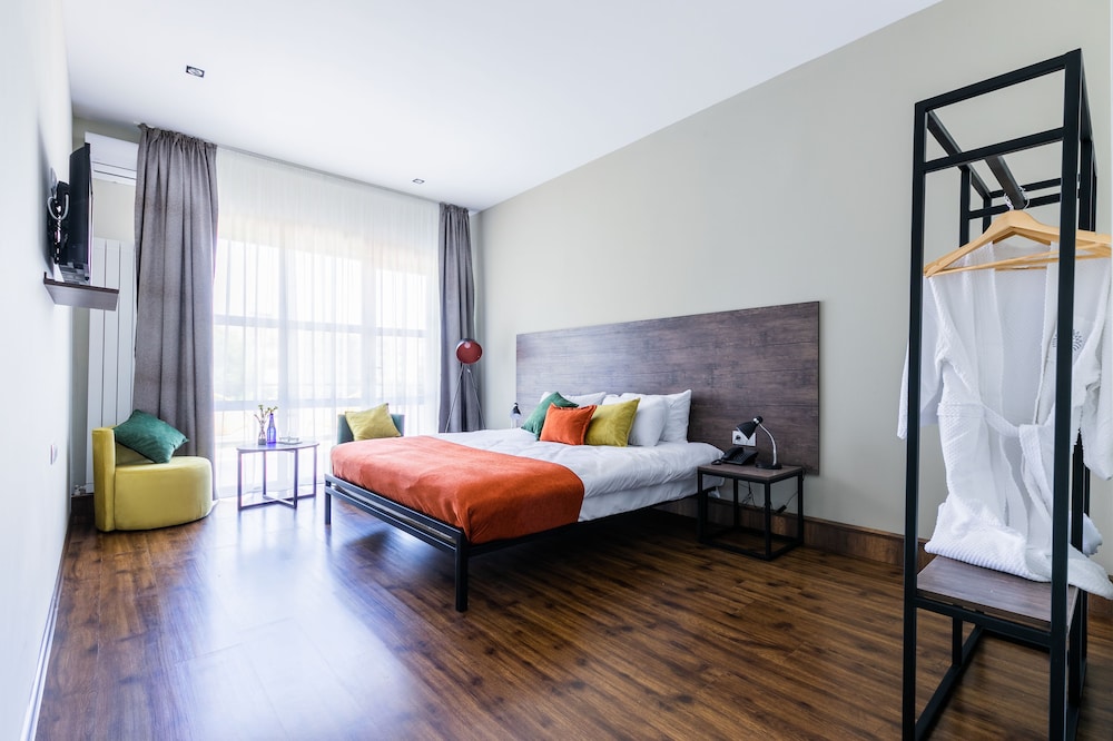 Deluxe Room, 1 King Bed, Terrace photo 2