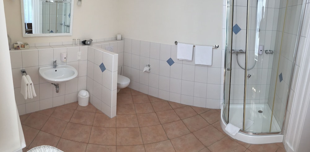 Quadruple Room, Ensuite photo 3