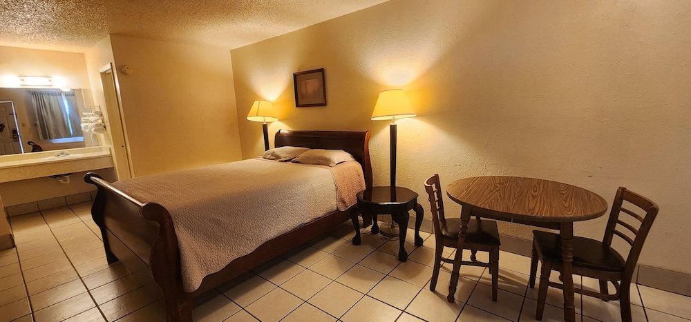 Room, 1 King Bed, Non Smoking photo 3