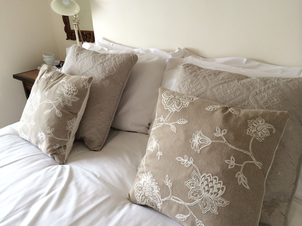 Deluxe Double Room, Ensuite - Photo 3