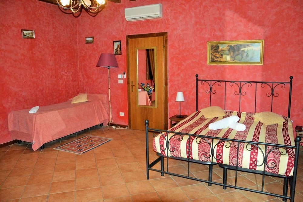 Classic Triple Room, Private Bathroom, City View photo 2