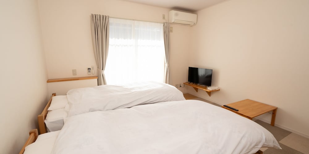 Twin Room, Smoking