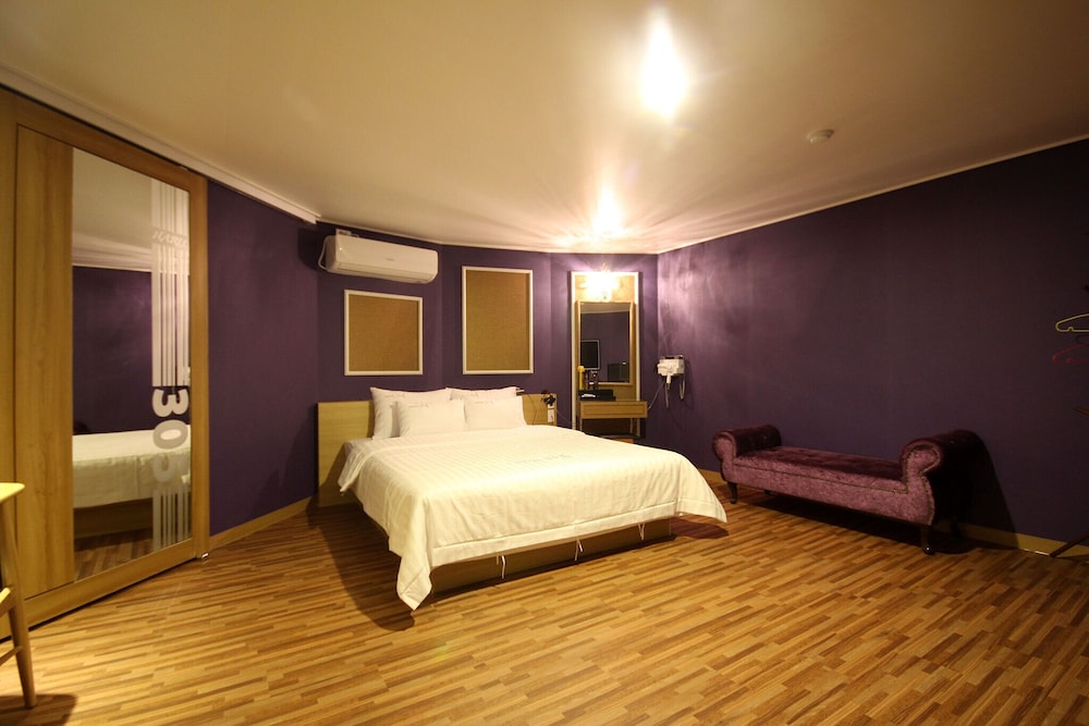 Corner Suite photo 2