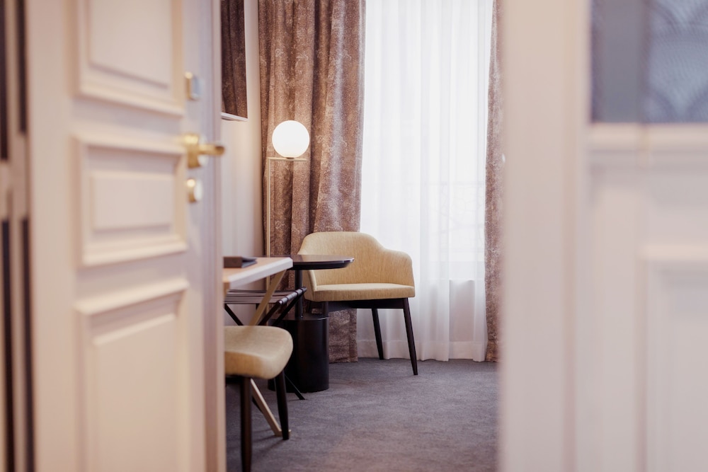 Superior Double Room, 1 Queen Bed, Courtyard View photo 2