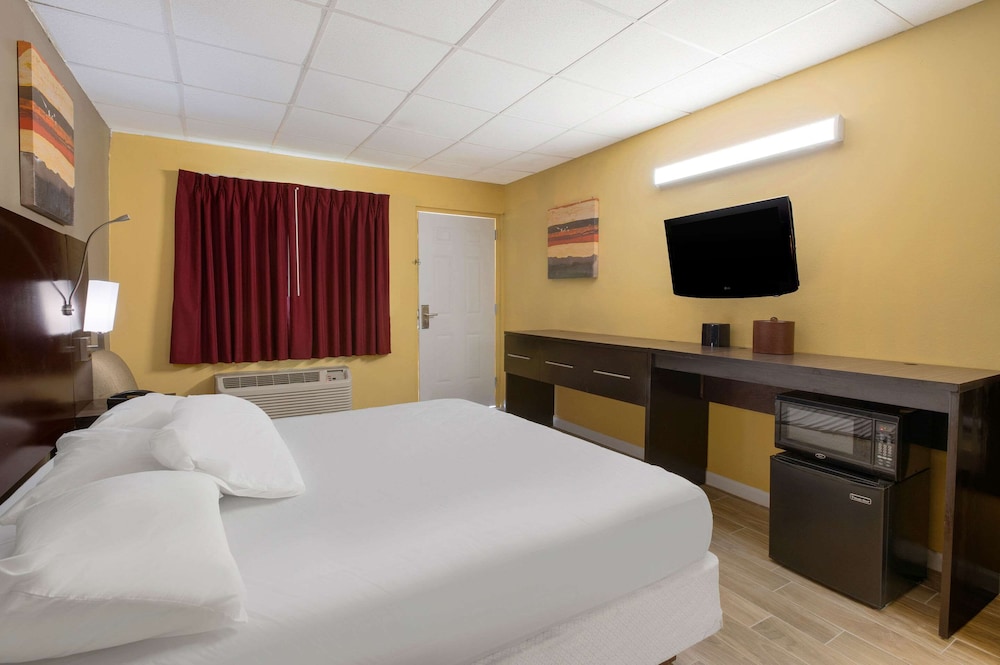 Room, 1 King Bed, Accessible, Non Smoking photo 2