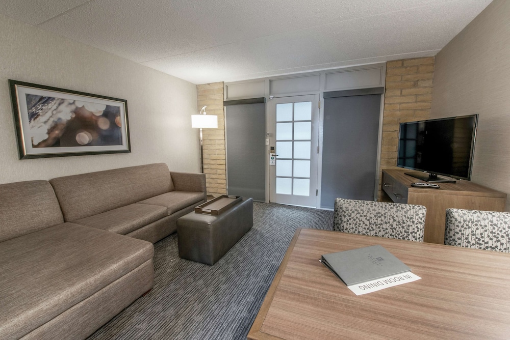 Suite, 1 King Bed with Sofa bed - Photo 4
