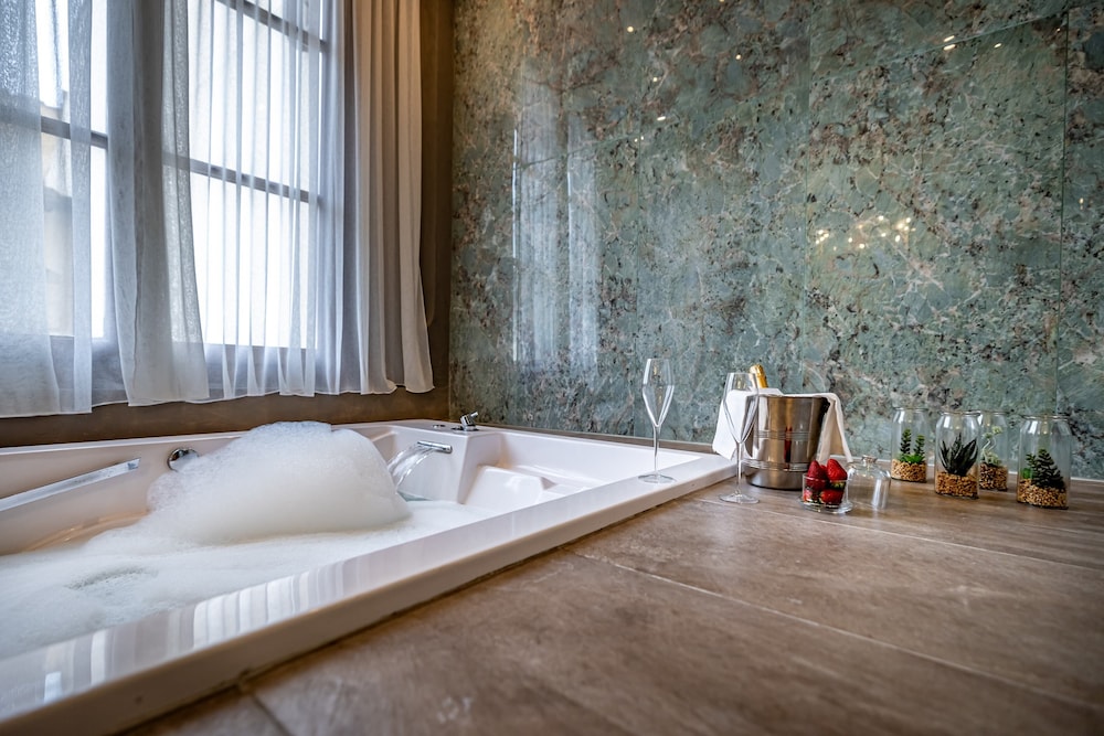 Executive Suite (Jacuzzi) - Photo 20
