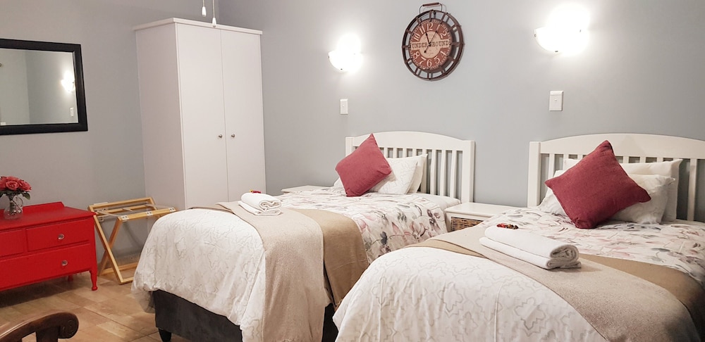Basic Twin Room - Photo 3