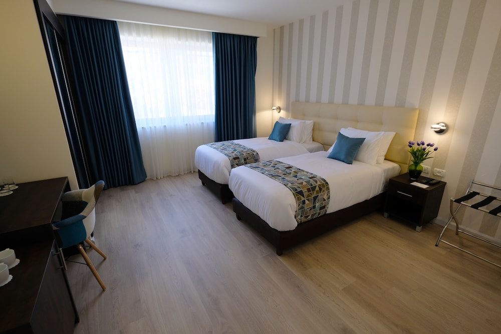 Premium Twin Room, Roll-in Shower, Patio photo 3