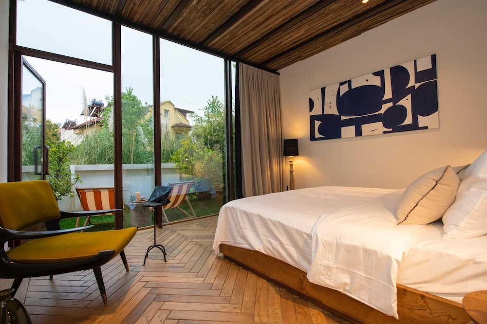 Luxury Room, 1 King Bed, Accessible, Garden View