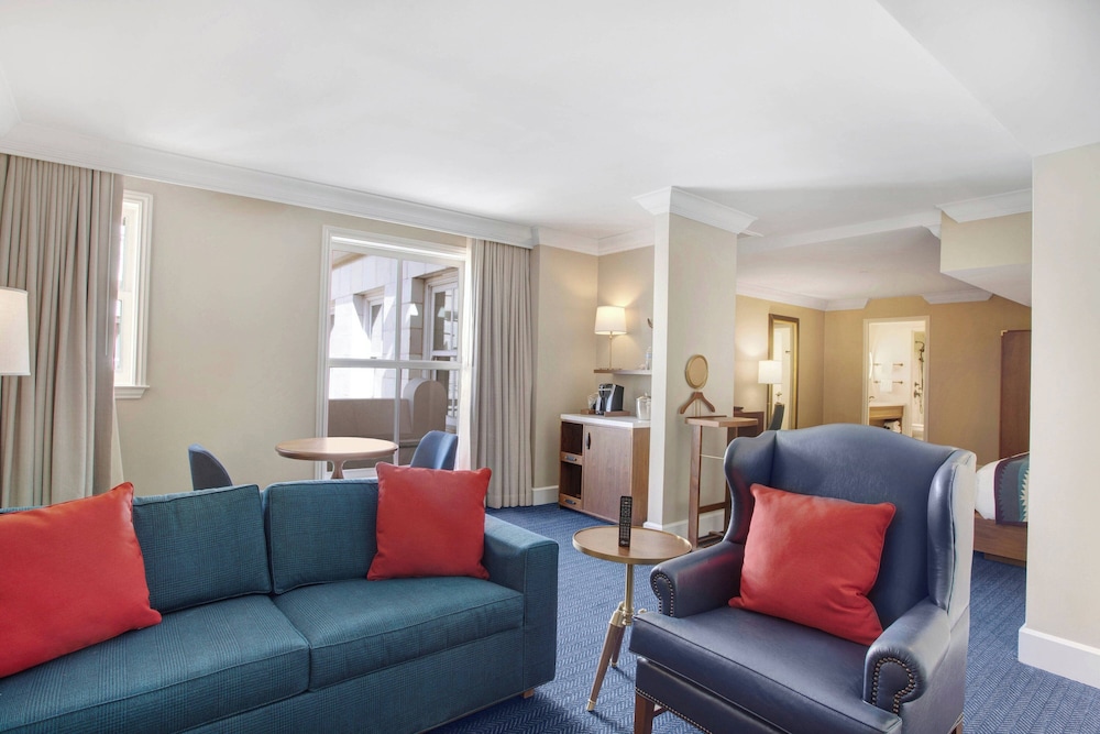 Signature Suite, 1 King Bed with Sofa bed - Photo 3