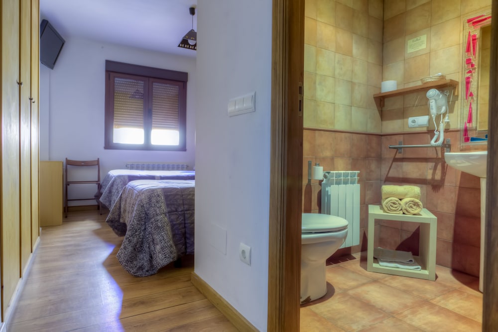 Twin Room - Photo 3
