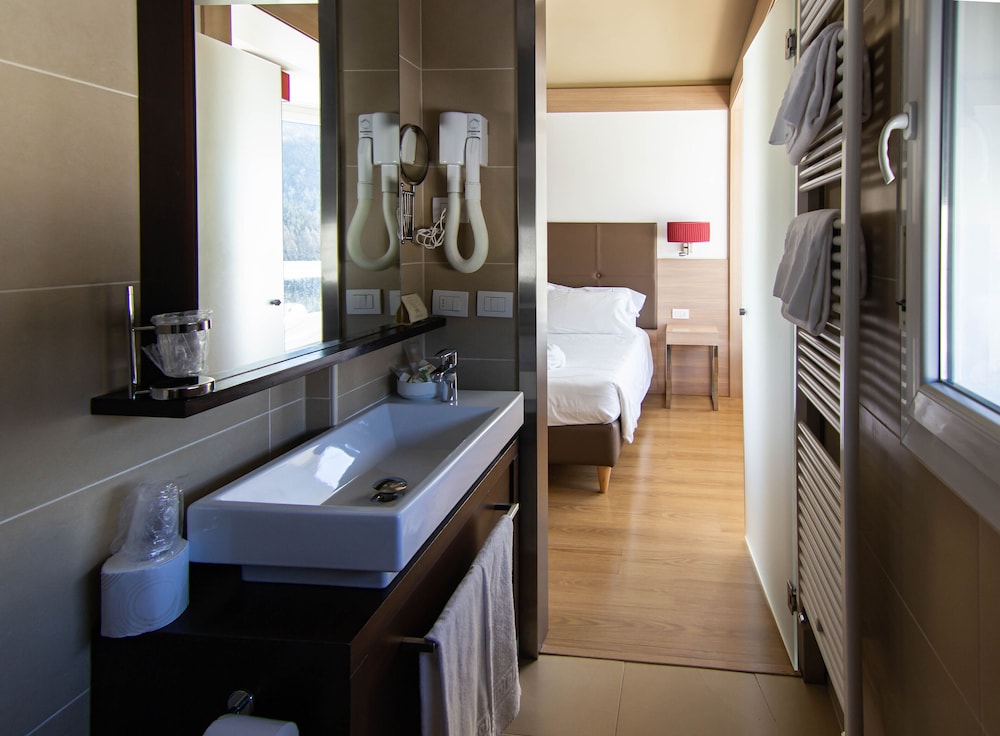 Junior Suite (with Spa Access) - Photo 3