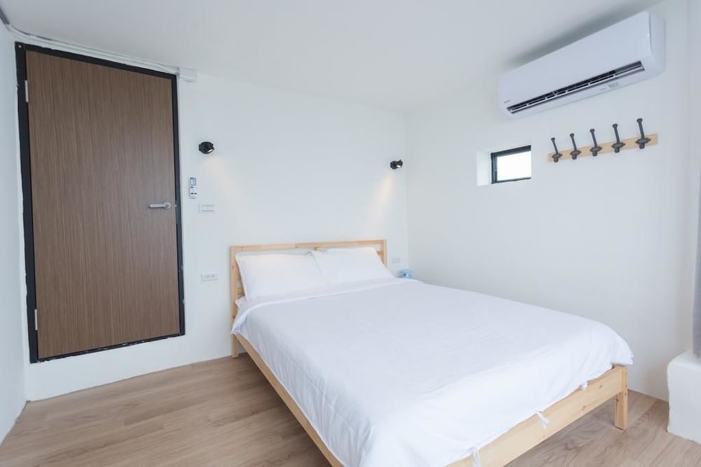 Double Room, Shared Bathroom, Partial Ocean View photo 3