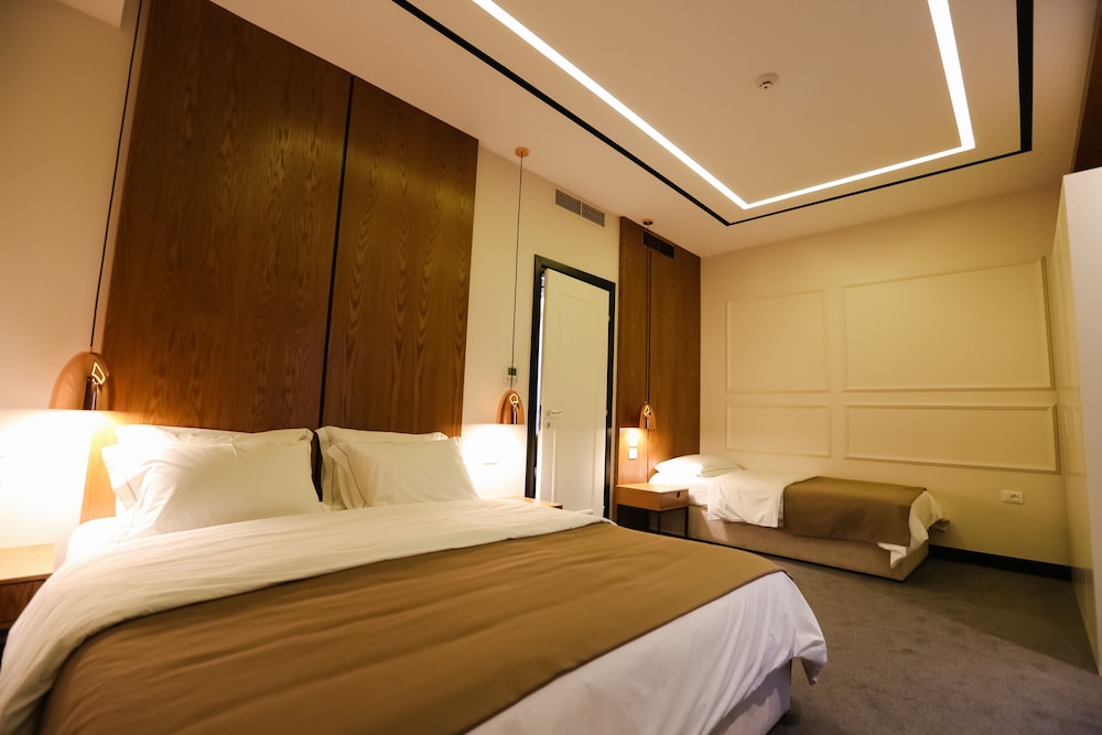 Family Comfort Suite with Double Bed, Single Bed, and Living Area photo 2