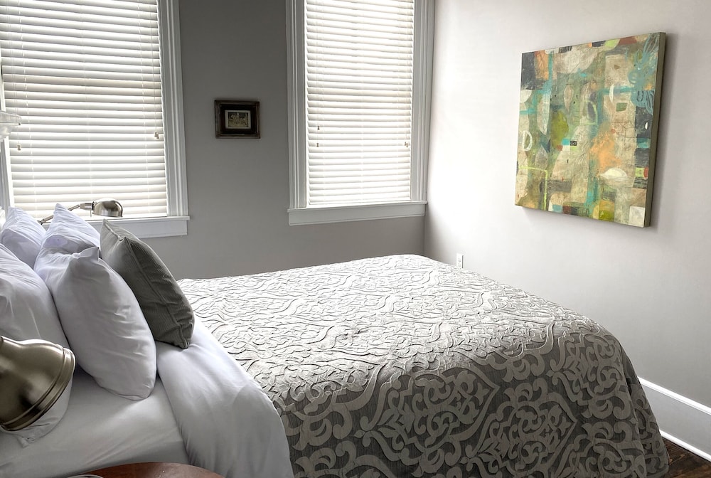Room, 1 Queen Bed (The Lucile) photo 3