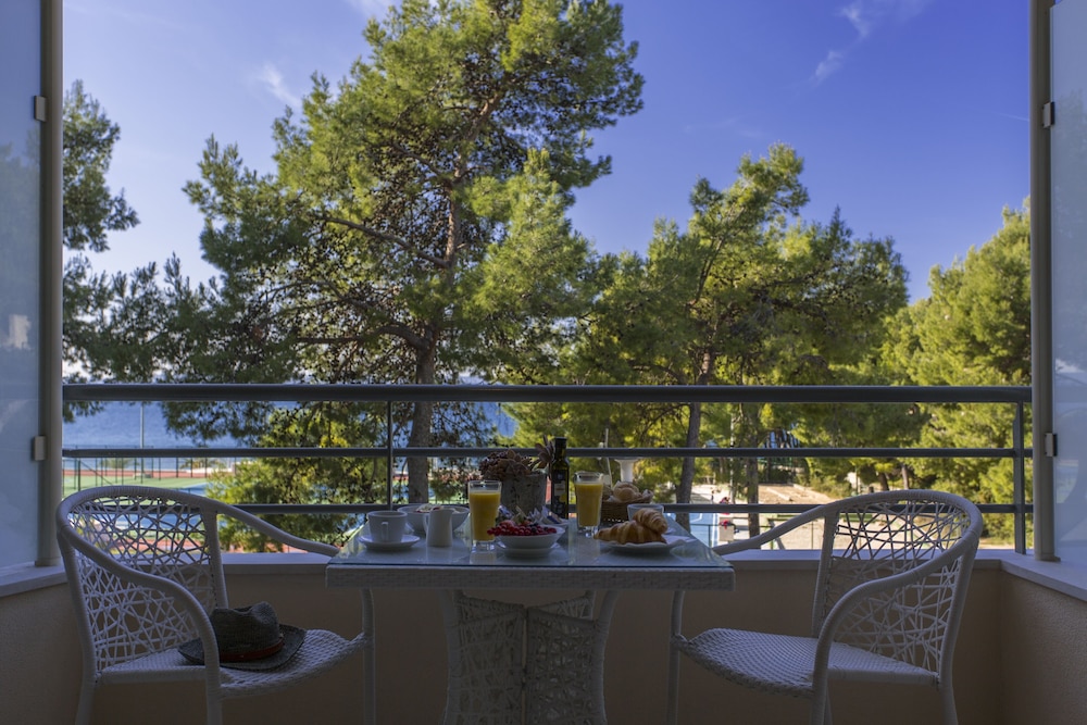 Double Room with Balcony - Photo 2