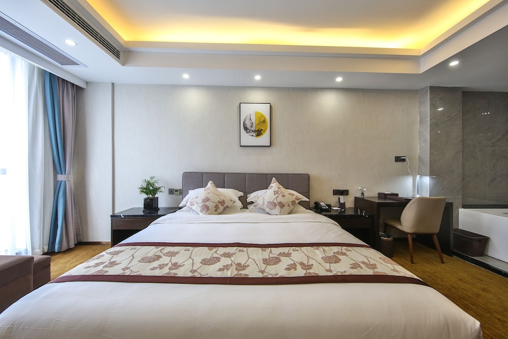Executive Suite, 1 King Bed, Smoking - Photo 4