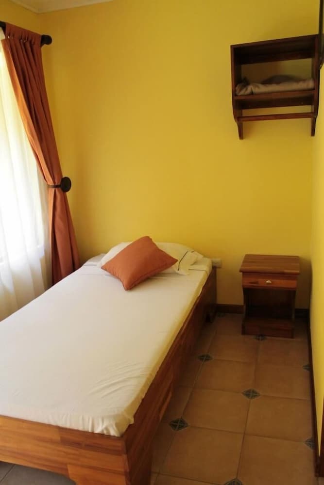 Standard Room, 1 Queen Bed photo 3