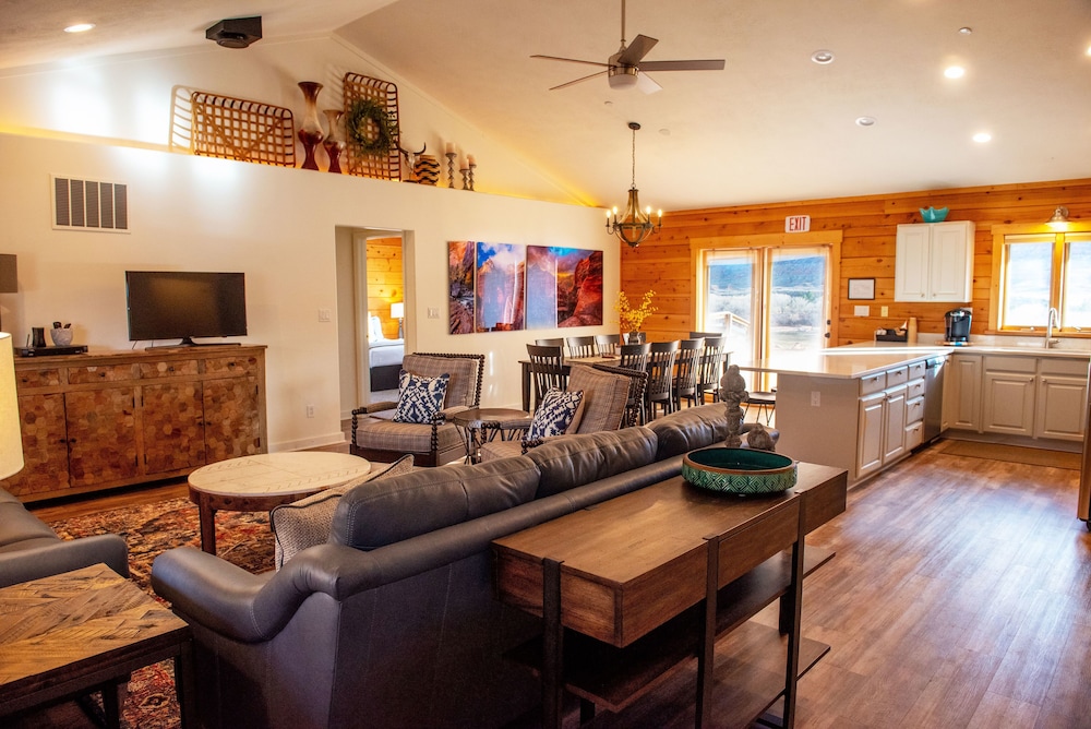 Comfort Cabin, 5 Bedrooms, Mountain View photo 1