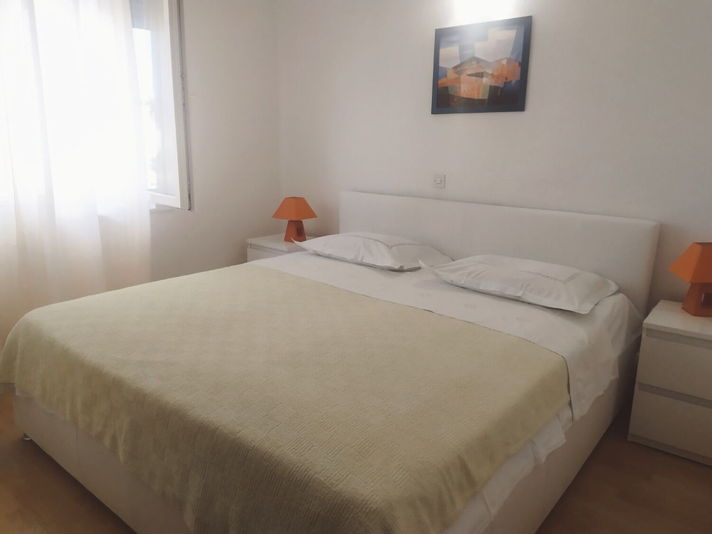 Apartment (Bobi - 10 M from the sea - A1-Veliki )