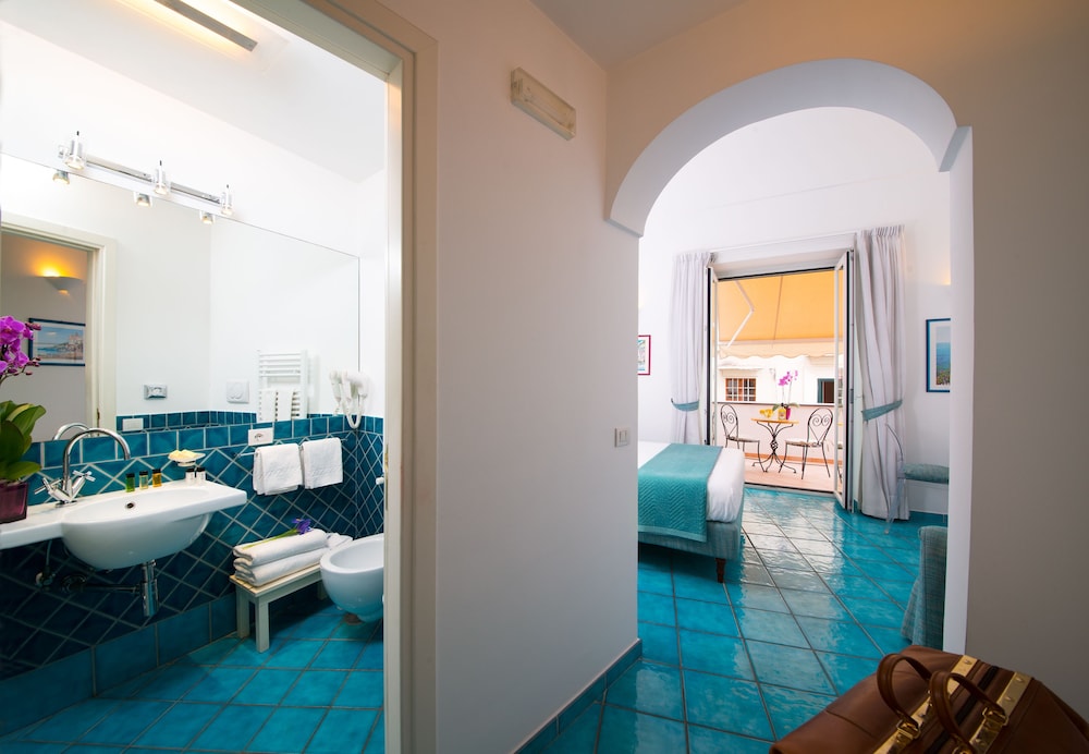Superior Double Room, Terrace, Partial Sea View photo 2