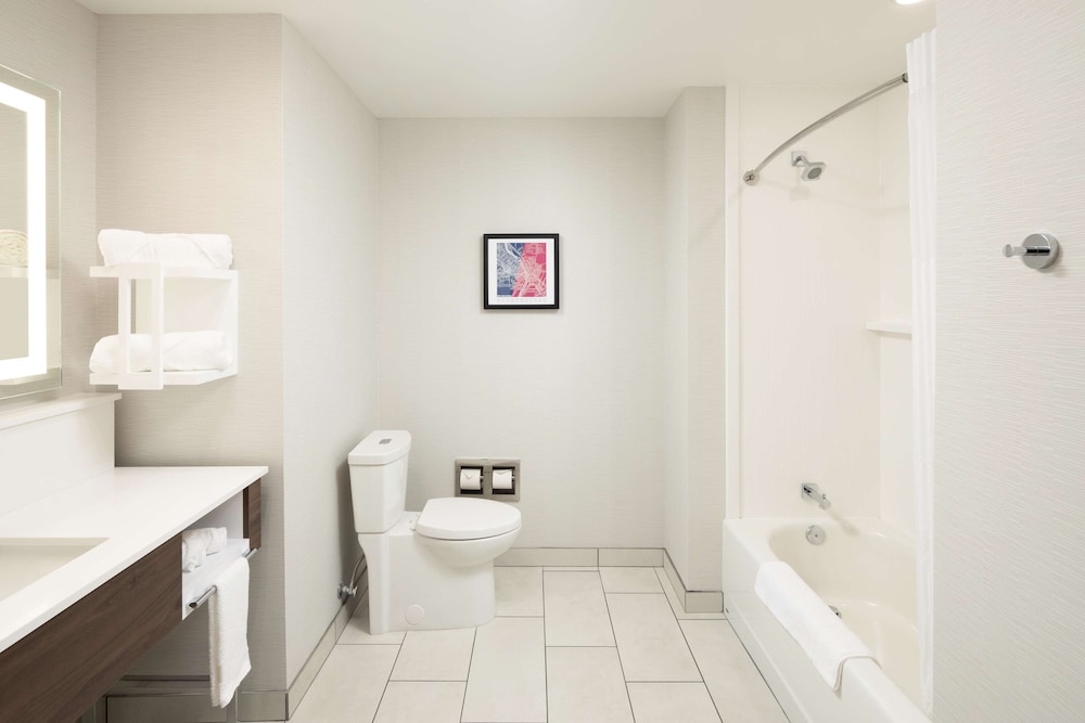Room, 2 Queen Beds, Accessible, Bathtub - Photo 4