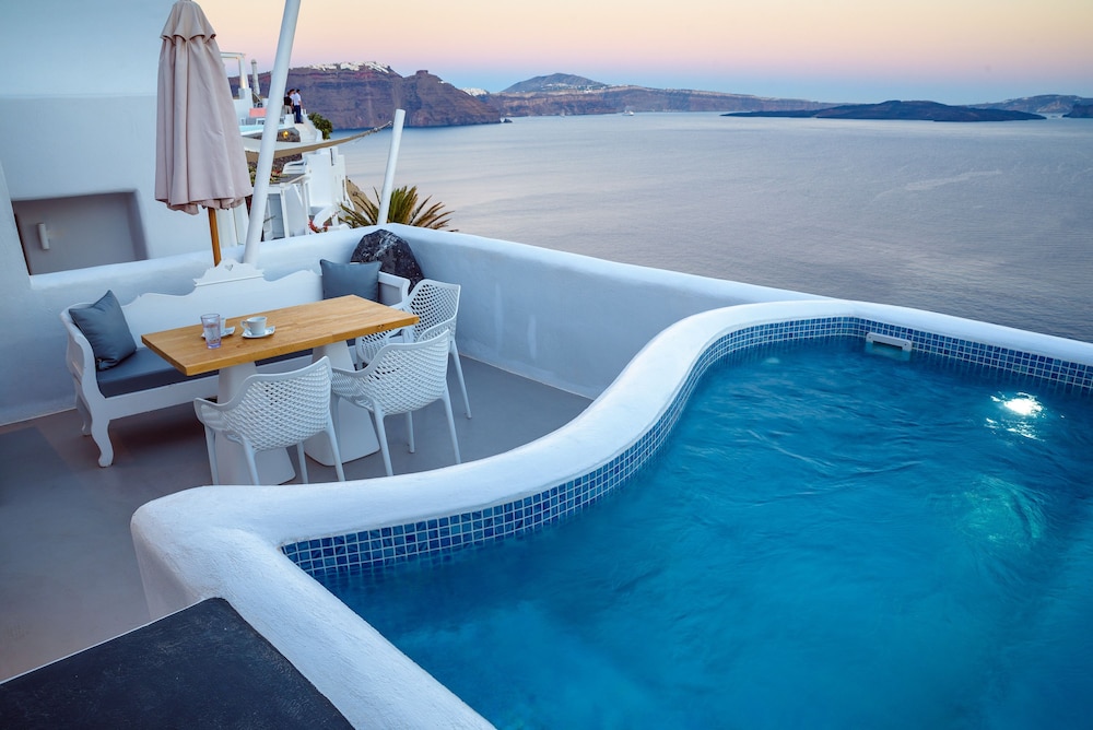 Senior Villa with Outdoor Plunge Pool and Caldera View - Photo 11