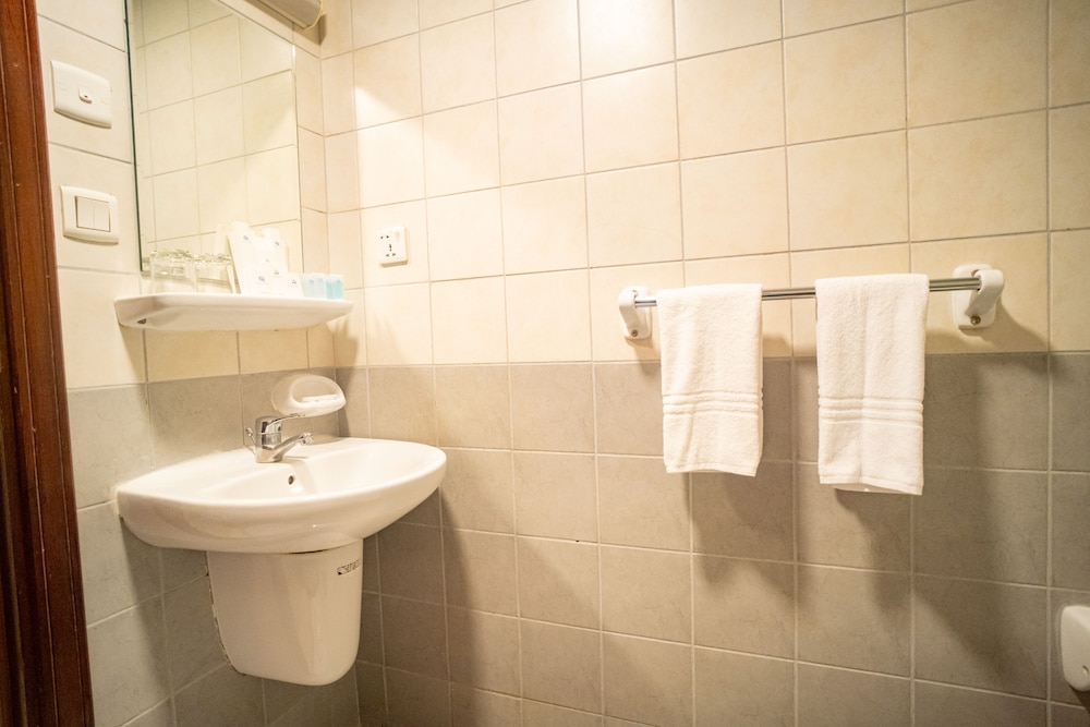 Standard Double or Twin Room - Photo 3