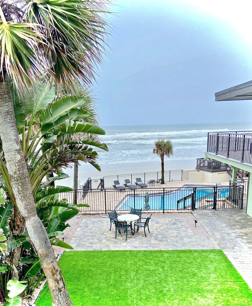 Oceanfront Penthouse with Kitchen photo 2