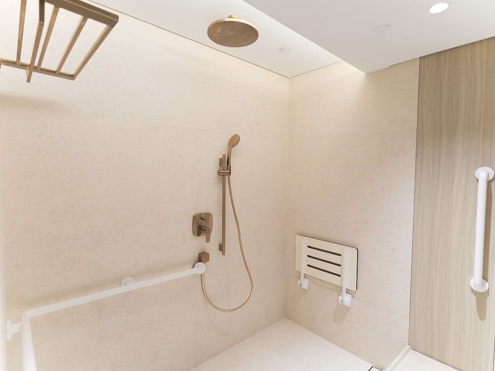 Deluxe Room, 1 Queen Bed, Shower Grab Bars, Non Smoking photo 2