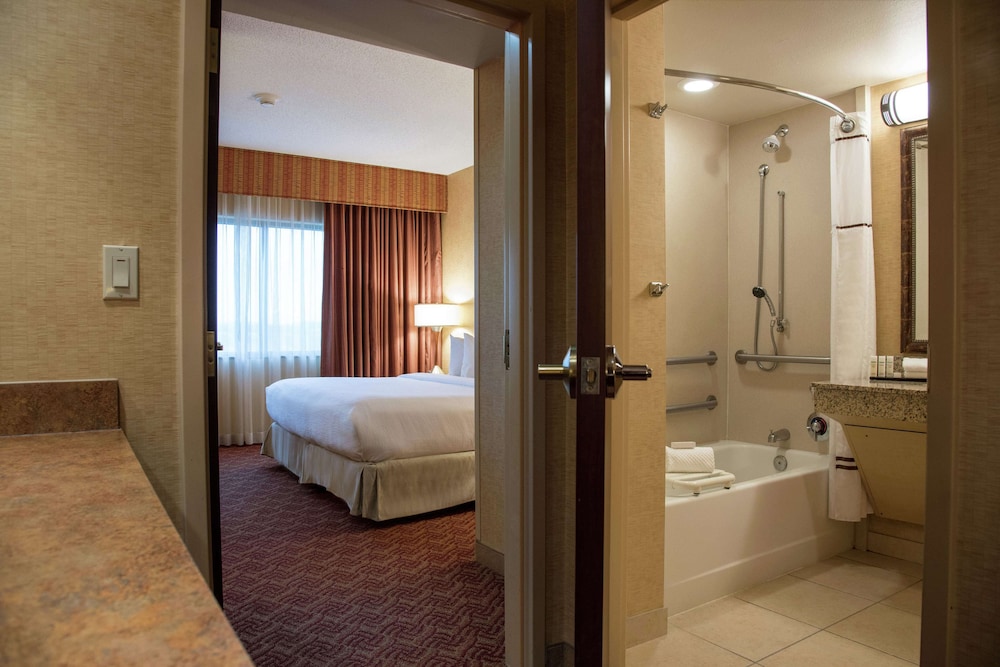 Suite, Accessible, Bathtub (Mobility & Hearing) - Photo 7