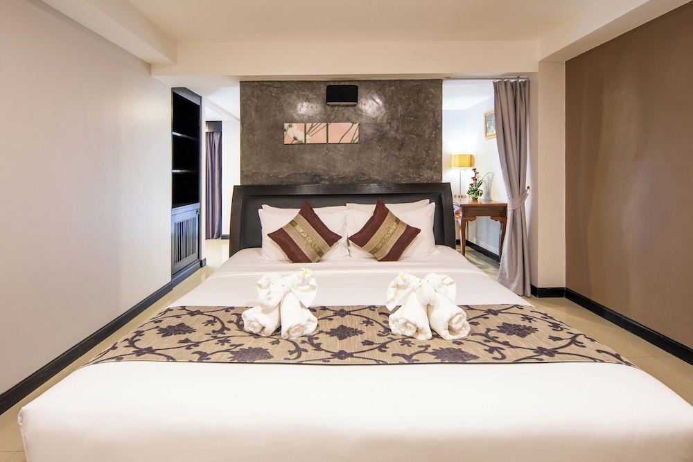 Family Suite Pool Access - Photo 2