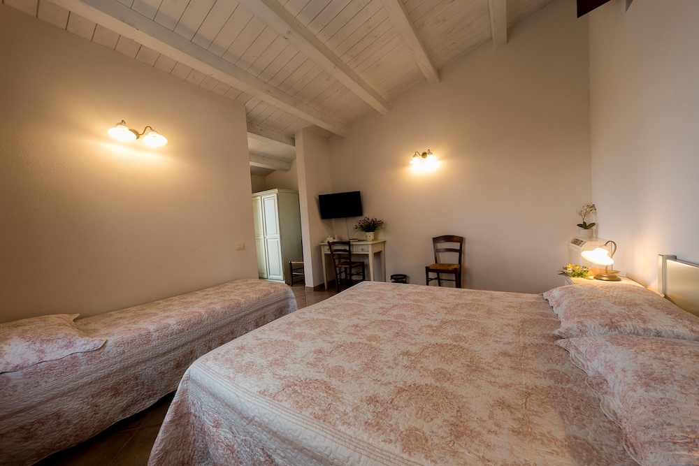Standard Triple Room, Private Bathroom, Garden Area photo 3
