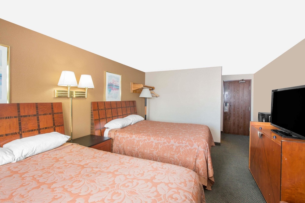 Standard Room, 2 Queen Beds - Photo 1