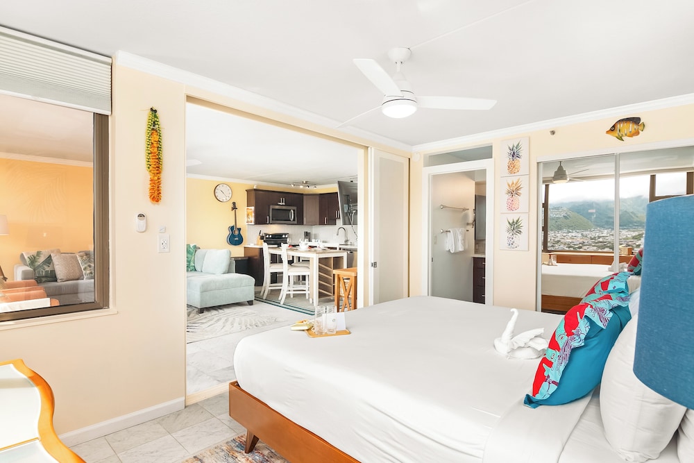 Premium Remodeled Condo with Ocean View and Parking: Condo, 1 Bedroom, Mountain View (0122) photo