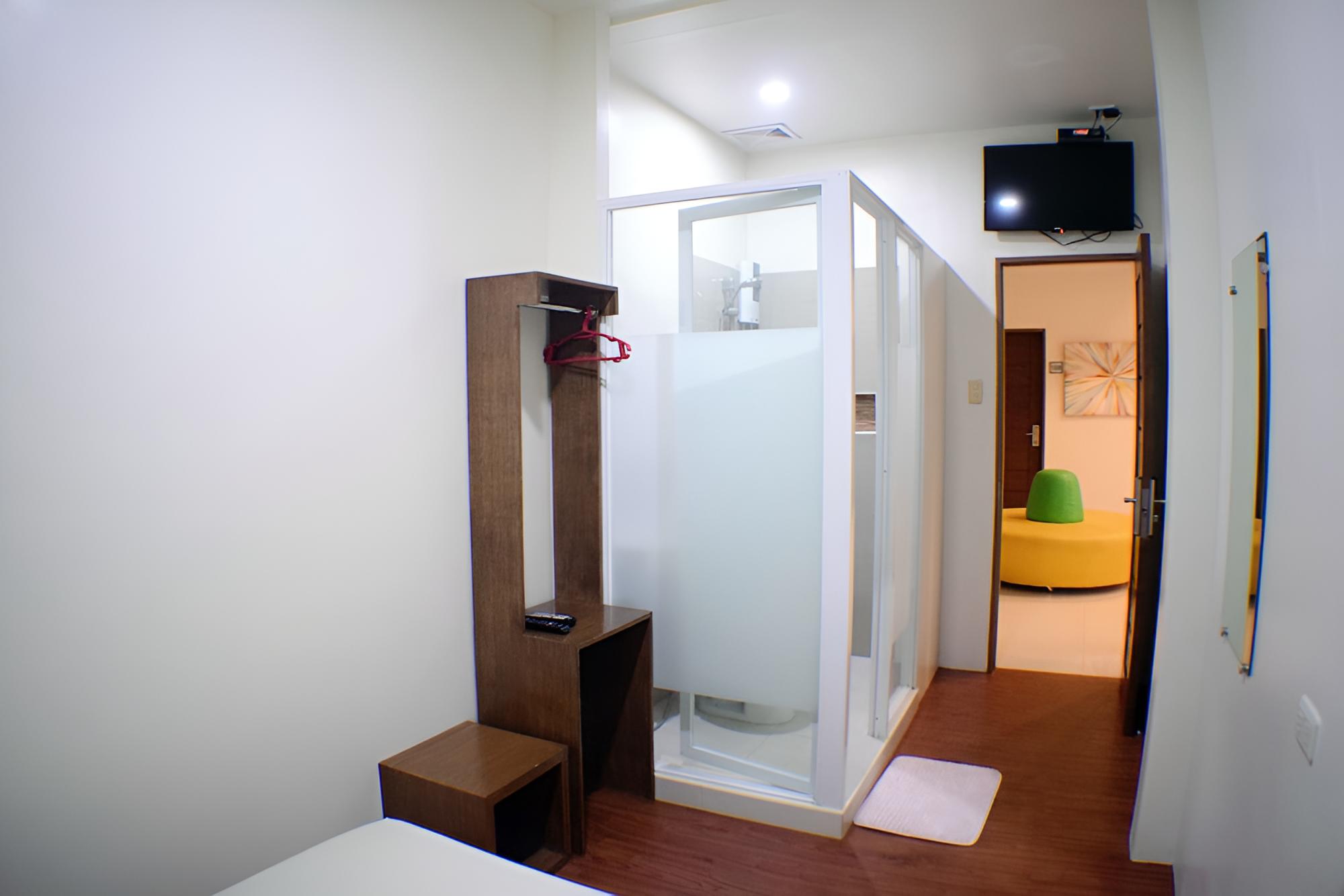 Deluxe Twin Room with Private Bathroom photo 3