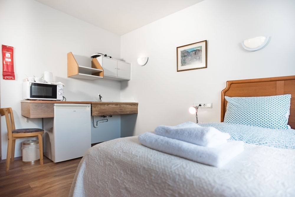 Economy Studio, 2 Twin Beds, Kitchenette, Mountain View - Photo 9