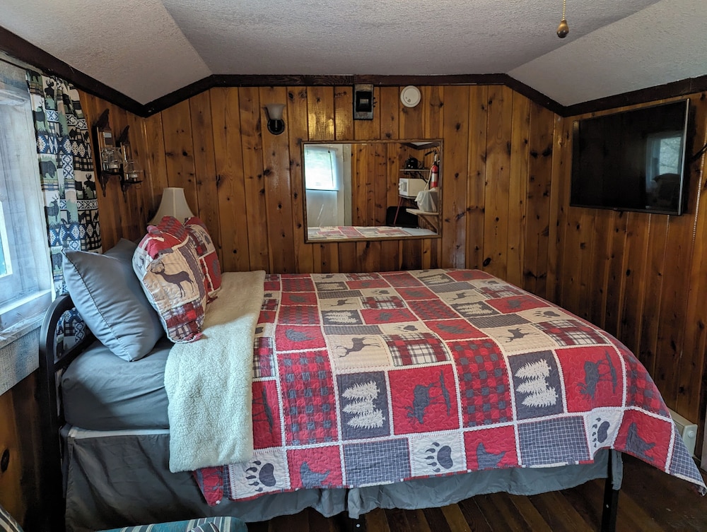 Classic Cabin, 1 Queen Bed, Non Smoking, Hill View (Unit #10 No Internet)