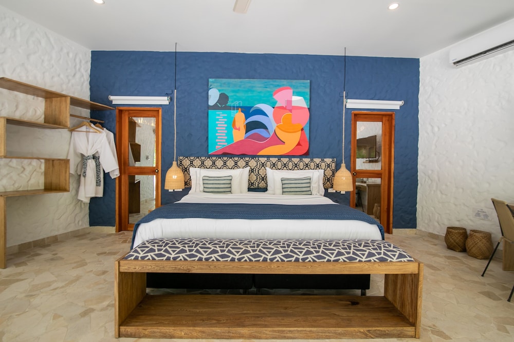 Signature Bungalow, 1 King Bed, Private Pool photo 2