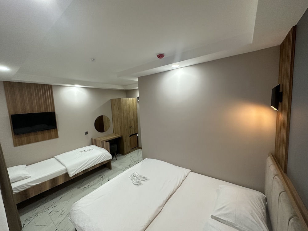 Economy Triple Room photo 2