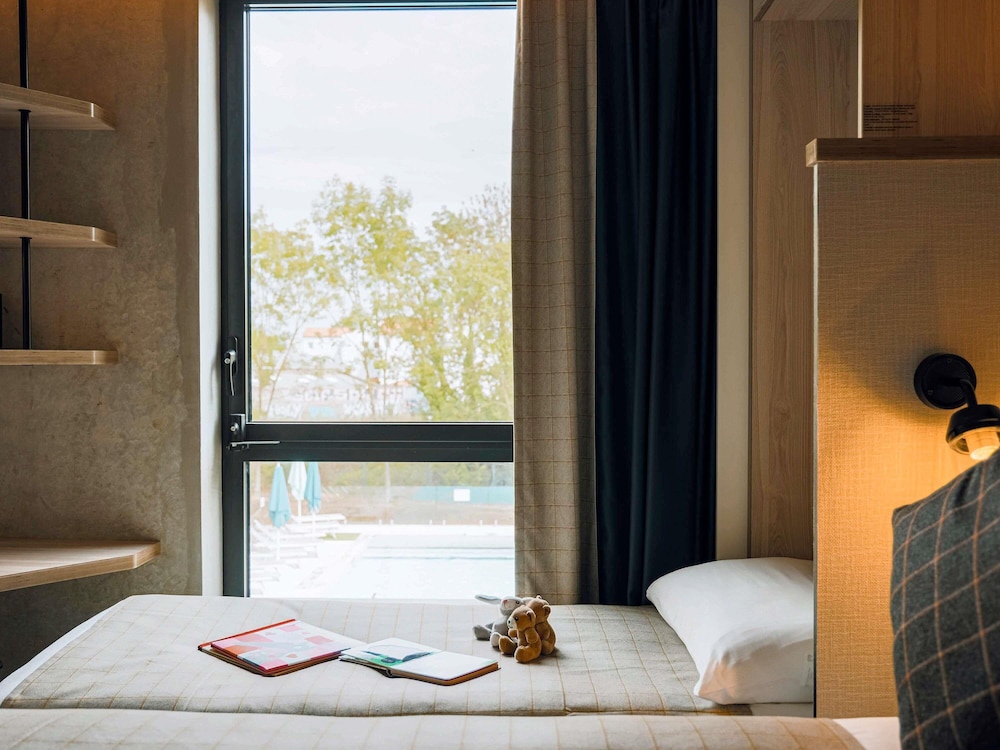 Standard Room (1 Double Bed and 2 Single Beds) - Photo 4