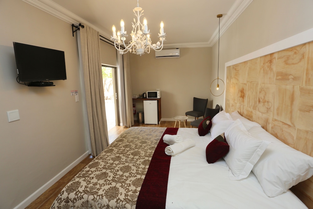 Double Room (Queen) photo 2