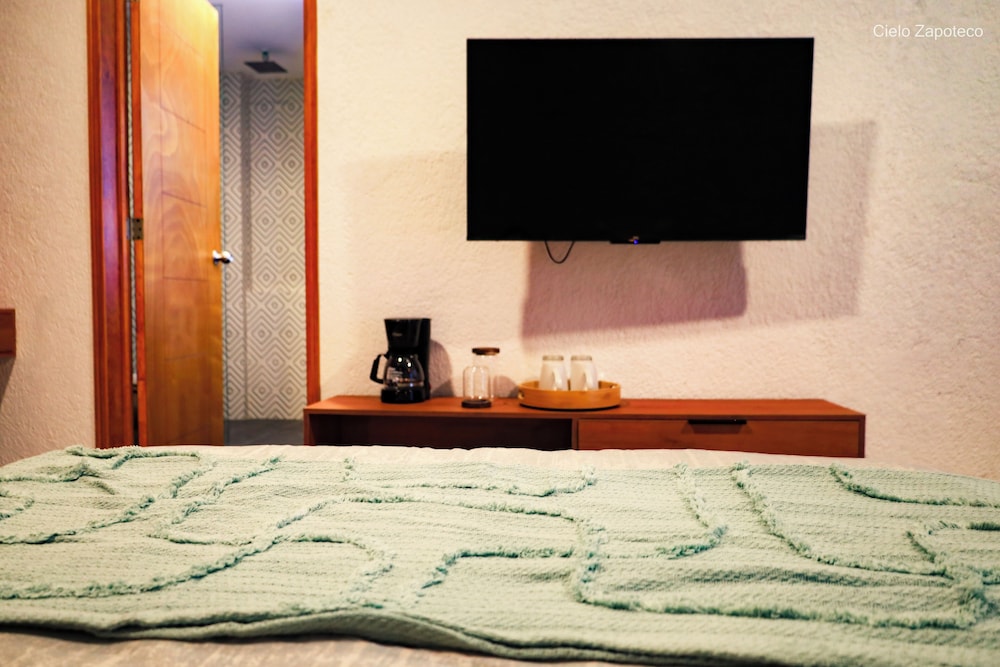 Deluxe Room, 1 Double Bed, Ensuite photo 2