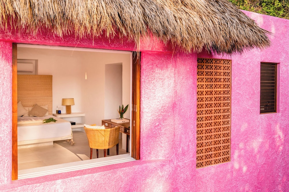 Standard Room, 1 King Bed, Ocean View (Bungalow Flamingo Suite) photo 2