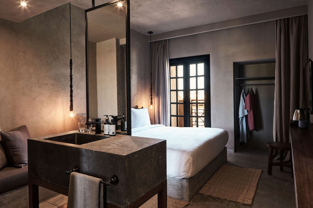 Standard King Room - Photo 6