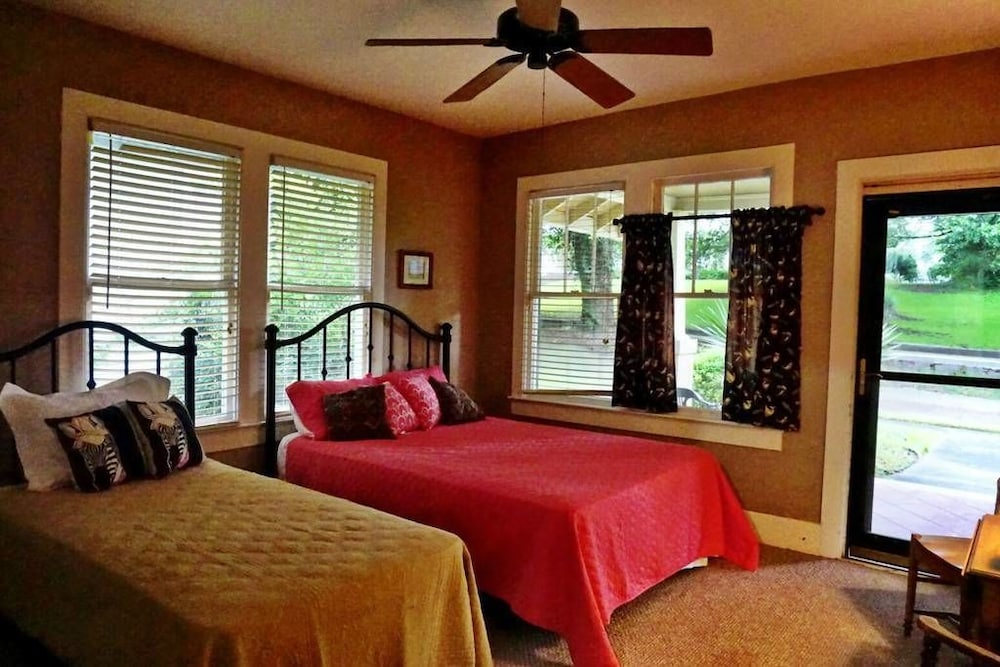 House, Private Bathroom (The Hideaway Natchez) photo 3