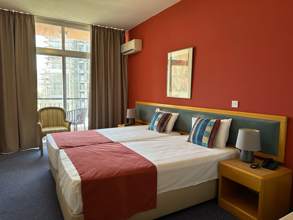 Standard Twin Room, 1 Bedroom, Non Smoking, Partial Sea View