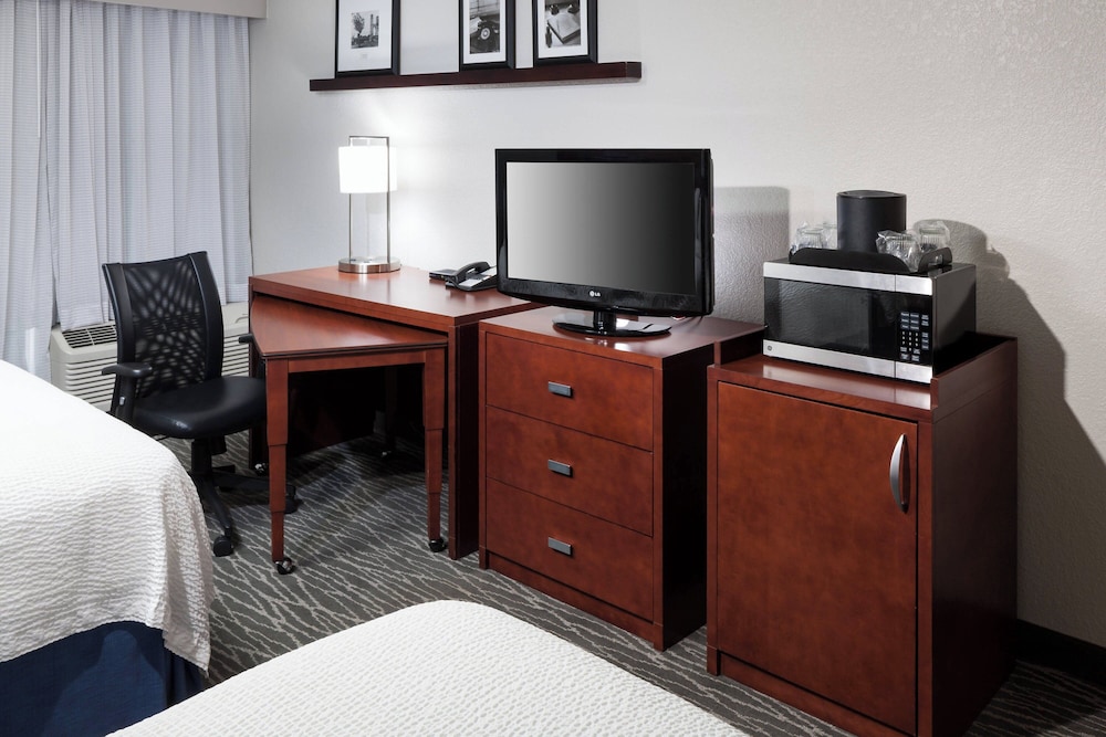 Room, 2 Queen Beds, Bathtub (Mobility/Hearing Accessible, Tub) - Photo 5